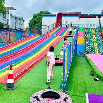 Cầu trượt cầu vồng ngoài trời – Giải pháp giải trí hấp dẫn cho khu nghỉ dưỡng và công viên nước